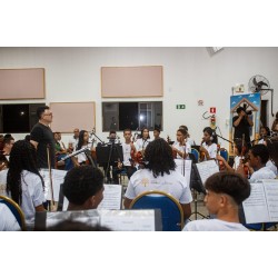 No dia 04/07, Instituto Novas Histórias realiza concerto em Campo Largo com orquestra e encenação sobre a felicidade